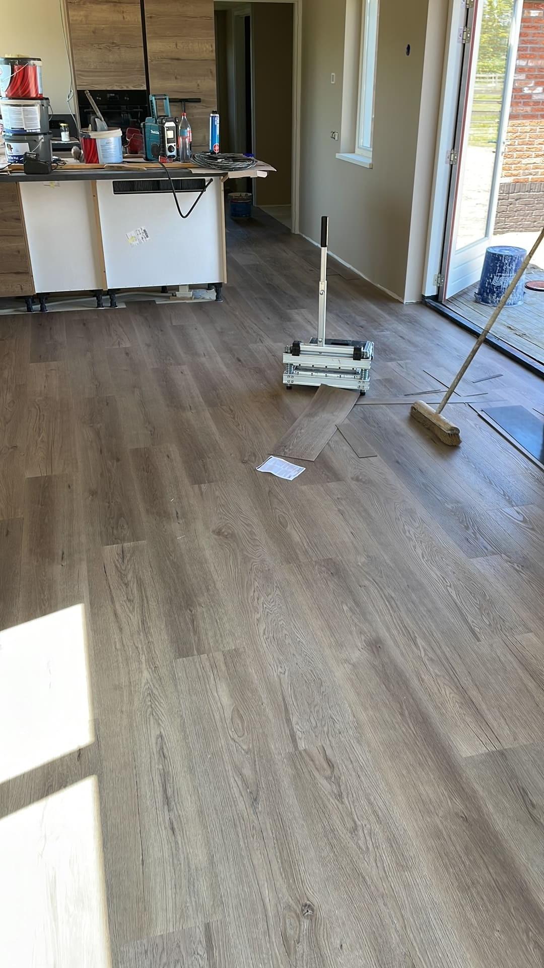 Een pvc vloer die nog gelegd wordt door onze parketteurs.